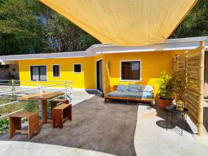 NaranjoLa Casa del Conde的天井上的黄色房子,配有沙发
