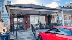 多伦多Cozy Home near Eglinton west Station Toronto!的停在房子前面的红色汽车
