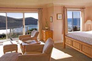 AlbionSCP Mendocino Coast Lodge的一间卧室配有一张床,享有海景
