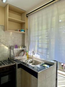 ThikaCandy's Staycation的厨房设有水槽和窗户。
