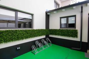 莱昂Suite estocolmo的绿色地板和三把椅子的房子