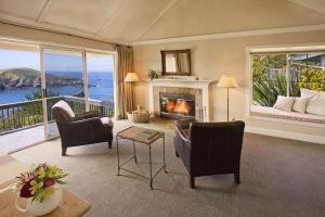 AlbionSCP Mendocino Coast Lodge的一间带壁炉的客厅,享有海景