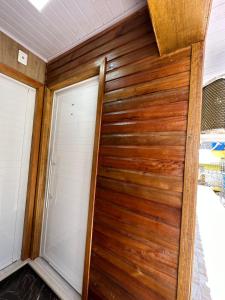 沙佩科Loft Lux 2的房屋内的木制车库门