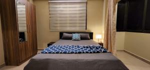 SancoaleWild Orchid 5BHK Villa & Eco Cottages in Sancoale Valley的一间卧室配有一张带蓝色棉被的床和窗户。