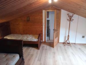Villar PelliceShangri-La的铺有木地板的客房内设有一间卧室和一张床。