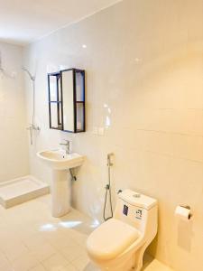 艾卜哈ام ريزيدنس M Residence的一间带卫生间和水槽的浴室