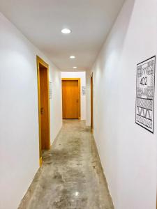 艾卜哈ام ريزيدنس M Residence的一条空的走廊,走廊通往两个门