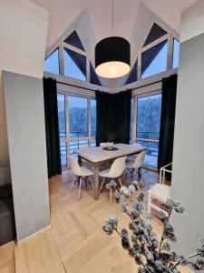 克雷尼察Apartament Gwiazda 503的一间带桌椅和窗户的用餐室