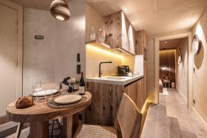戛纳WABISABI SUITES - MÉRO的厨房以及带桌椅的用餐室。