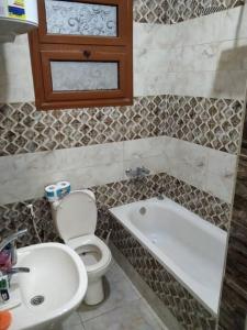 开罗Duck Nest (Kak Kak)的浴室配有卫生间、盥洗盆和浴缸。