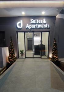 约阿尼纳d Suites and Apartments的前面有圣诞树的商店