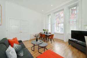 伦敦London Choice Apartments - Gloucester Road - Kensington的客厅配有沙发和桌子