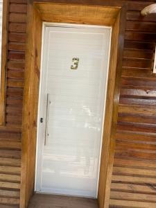 沙佩科Loft Lux 3的一间设有楼梯的房间的白色门