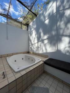 圣胡安科萨拉马玛楚依酒店的窗户客房内的浴缸