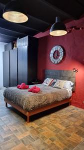 圣胡斯托德斯韦尔恩Estudi Suite Desvern的一间卧室设有一张红色墙壁的大床