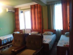 乌雷基HOTEL - SHORENA的一间设有两张床、一张沙发和一把椅子的房间