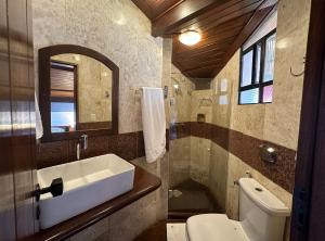 萨尔瓦多凯萨琳娜帕拉瓜库酒店的一间带水槽、卫生间和镜子的浴室