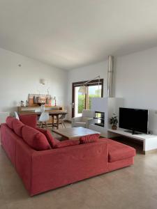 卡拉莫若尔Villa d'Es Bot的客厅配有红色的沙发和桌子