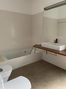 卡拉莫若尔Villa d'Es Bot的一间带水槽、卫生间和镜子的浴室