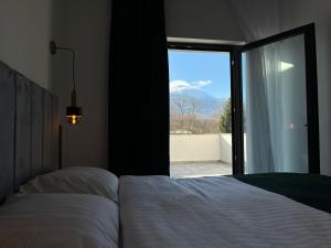 博尔沙Pensiunea Cascada的一间卧室设有一张床和一个美景窗户。