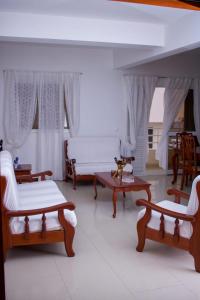 明德卢Casa Ramos Castro的客厅配有木制家具和白色窗帘