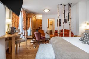 佛加里达福格利达酒店的卧室配有一张床、一张桌子和椅子
