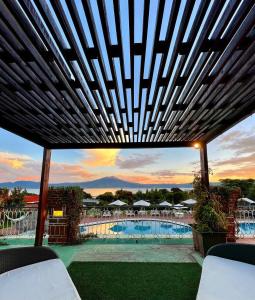 圣胡安科萨拉马玛楚依酒店的从带游泳池的度假村庭院欣赏到风景