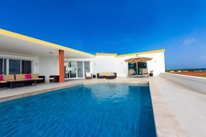 Long PathLovely 4-Bed Villa in Anguilla的一座房子后院的游泳池