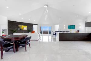 Long PathLovely 4-Bed Villa in Anguilla的大型厨房以及带桌椅的起居室。