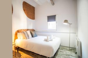 巴塞罗那22ROS1064- Nuevo y Super luminoso apartamento en Poble Sec的白色的卧室设有白色的床和窗户。