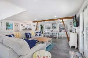 布雷登顿海滩Seagrape Cottage的客厅配有沙发和桌子