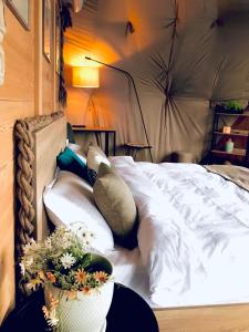 BolnisiBolnisio Resort的帐篷内的一张床位,上面有鲜花