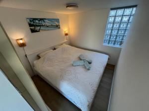 海滨诺德韦克Bed & Beach Noordwijk - 200m from beach and free parking的小卧室配有带2条毛巾的床