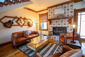 丹佛Enchanting Escape的客厅配有皮革家具和壁炉