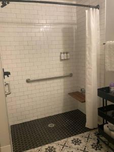 丹佛Enchanting Escape的浴室铺有黑白地板,设有淋浴。