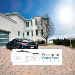 PiermontPiermont Waterfront Villa!的停在白色房子前面的汽车