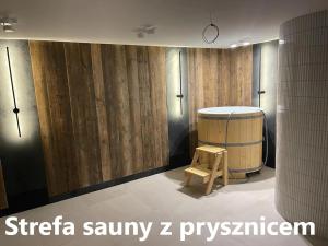 新古提Zakątek Śniardwy的一间设有木桶和木墙的房间