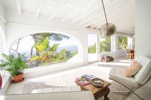 Can FurnetVilla Tikal的带沙发和大窗户的客厅