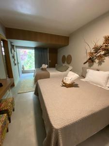 瓦索拉斯Vale Zirá的酒店客房设有两张床和窗户。