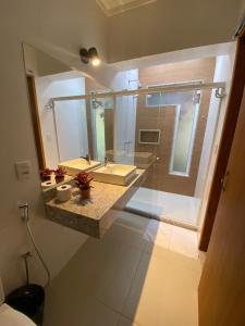 瓦索拉斯Vale Zirá的一间带玻璃淋浴和水槽的浴室