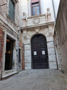 威尼斯洛坎达卡弗摩萨酒店的进入带黑色门的建筑物的入口