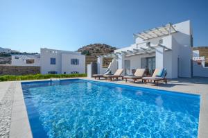 米科利维亚Natura Villas in Naxos的别墅前的游泳池