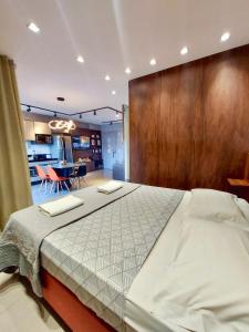 大坎普Vertigo Premium Studios - Luxo e Praticidade的一间卧室,卧室内配有一张大床