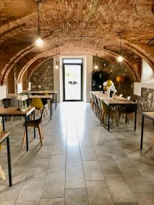 纳托Agriturismo Al Mancino的一间带桌椅的餐厅和一间大房间
