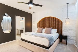 奥兰多Luxury Retreat in the Heart of IDrive 10bed 9Bath的一间卧室配有一张大床和木制床头板
