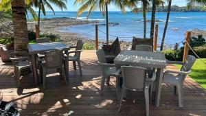 圣卡塔利娜岛Vista Coiba Villas & Restaurant的一个带桌椅的庭院和海滩