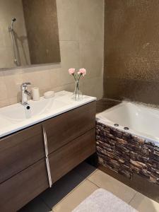 西迪布克纳德尔Luxury Apartement Near the Beach的浴室设有水槽和花瓶浴缸。