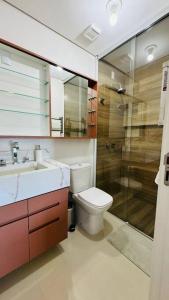 弗洛里亚诺波利斯Lindo apartamento frente mar em condomínio club的浴室配有卫生间、盥洗盆和淋浴。
