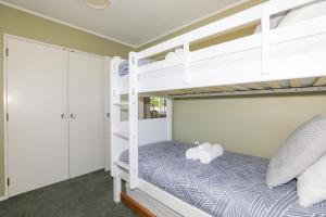 罗托鲁瓦Stay at 5A的一间卧室配有两张双层床。