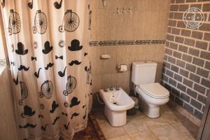 莫利诺斯El Progreso Molinos的浴室设有卫生间和带 ⁇ 蝠的浴帘